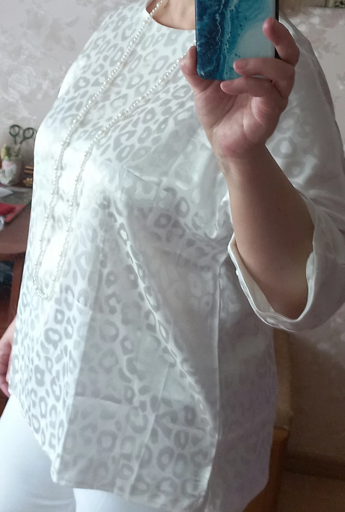 Замечательная нарядная блузка. С ниткой жемчуга смотрится изумительно. В размер. Она должна быть свободной, чтобы была видна красота ткани. Спасибо!