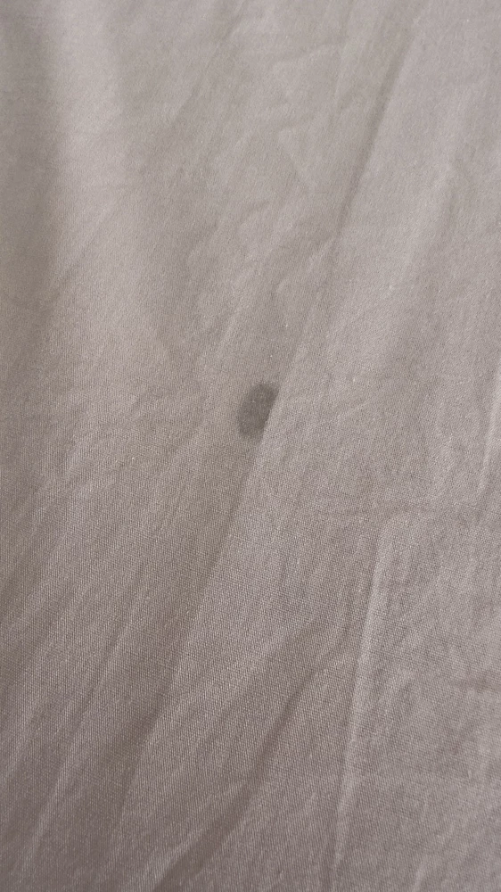 Двойка за цвет. Постельное с дыркой, с пятном. Написано - можно не гладить, но я приложила фото неглаженной простыни, на мой взгляд погладить не мешает 😏