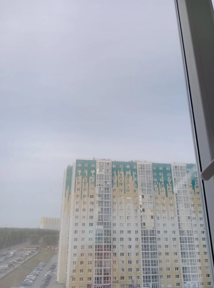 Прекрасная пленка, самое главное перед наклейкой надо помыть окна, клеится легко, разглаживала тряпочкой. Очень довольна.