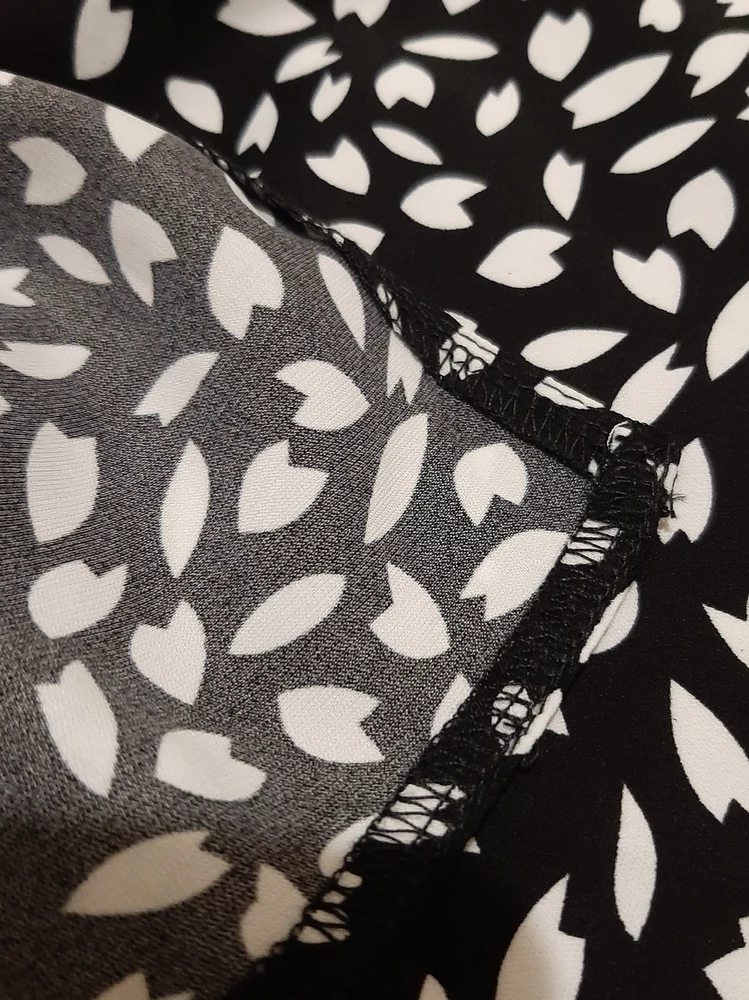 Красивая юбка, хорошо прошита, легкий, приятный материал, умеренный разрез. На рост 160 см села отлично.