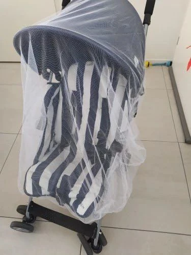 Москитная сетка для коляски соответствует описанию. Простая установка, хорошее качество и быстрая доставка. Еще не использовалась на прогулках.