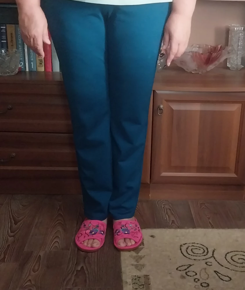 Брюки понравились, брала темно бирюзовый. Цвет понравился и качество отличное. Мой рост 175 и часто брюки короткие, а эти приятное исключение. После пару раз немножко свободнее стали. Но я не худенькая и брала вместо 60 на размер больше 62. Очень довольна покупкой, рекомендую.