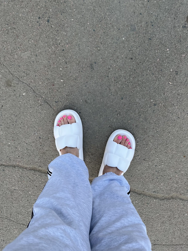 Пока новые симпатичные😻
Немного поджимают, в целом удобные👍🩴