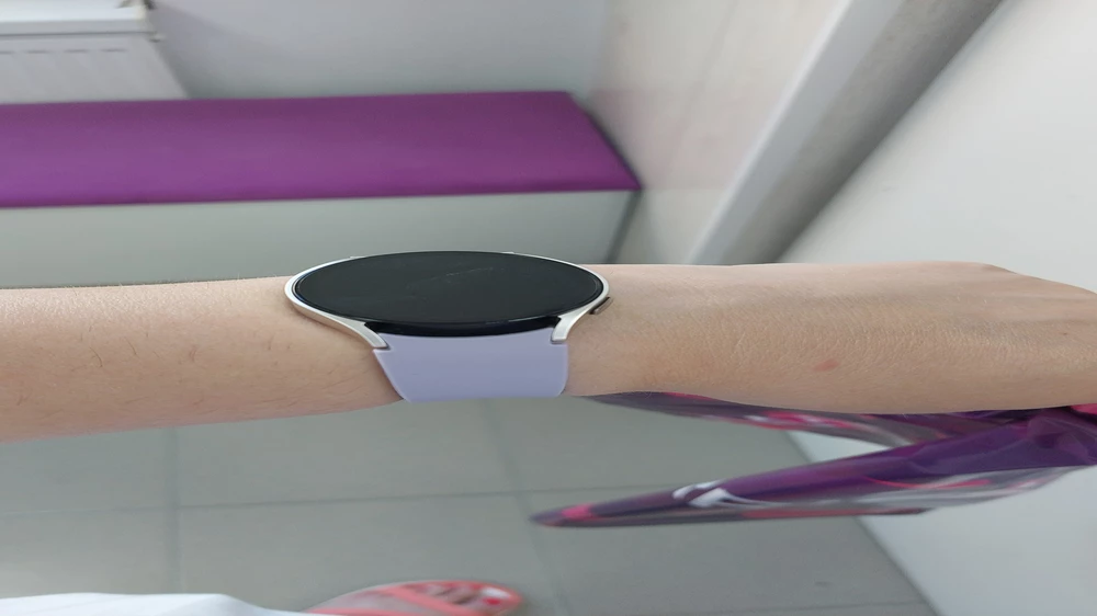 Отлично подошли на galaxy watch 6. Цвет как на фото. Супер смотрится, так как телефон такого же цвета 😍