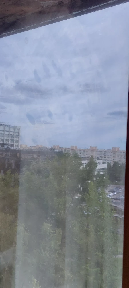 СМОТРИШЬ, КАК ЧЕРЕЗ ПОЛИКОРБОНАТ!!! не для основных окон, но если вы решили все-же купить, то вот ИНСТРУКЦИЯ: воды должно быть мало, иначе устанете выгонять, руками не трогать если солнце светит , на моем фото видно как между плёнкой и стеклом осталась Лапа, и ДА в ней есть правильная и не правильная сторона, рулон должен быть вовнутрь, иначе тряпка снимает отражайку!! А вообще на ощупь она гладкая или( немного пристаёт к рукам- эту на стекло)