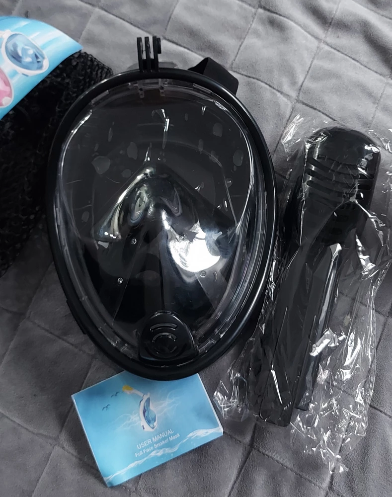 Маска понравилась. Доставка 2-3 дня. Всё целое, размер соответствует  заявленному. Плотно прилегает к лицу. В комплекте: инструкция, маска, трубка, бируши, запасная резинка для трубки, сумочка для хранения. 
Покупкой довольны. Рекомендую.