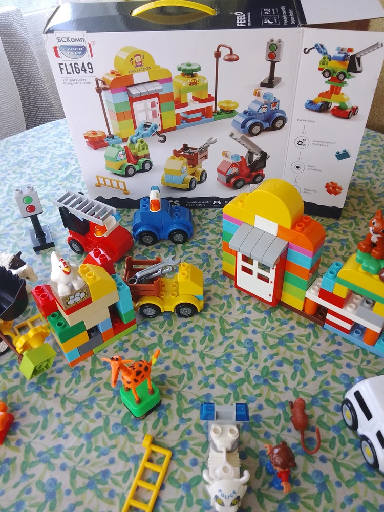 Замечательное Лего, все детали есть. Ребёнок очень доволен, играет весь день. Спасибо продавцу.