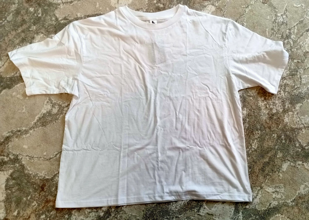 Отличная футболка средне плотности. Ткань действительно хлопок. На 50 размер взяла XL, села оверсайз как на модели.