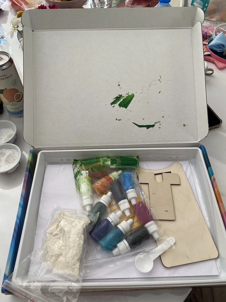 Коробка была открытая, мятая и краски разлитые.