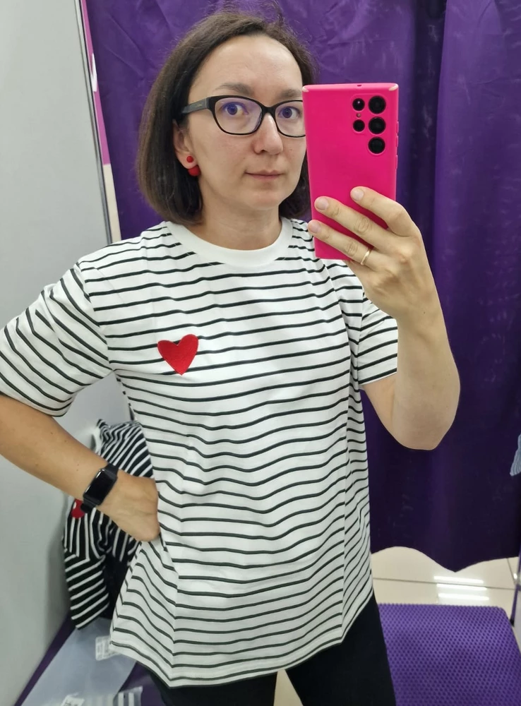 Выбирала между черной и белой. Мои параметры 165 см рост, вес 60 кг, размер обычно ношу 44. Хороший хлопок, мягкий, плотный, но не толстый, в ней не будет жарко. Покупкой довольна (взяла белую)