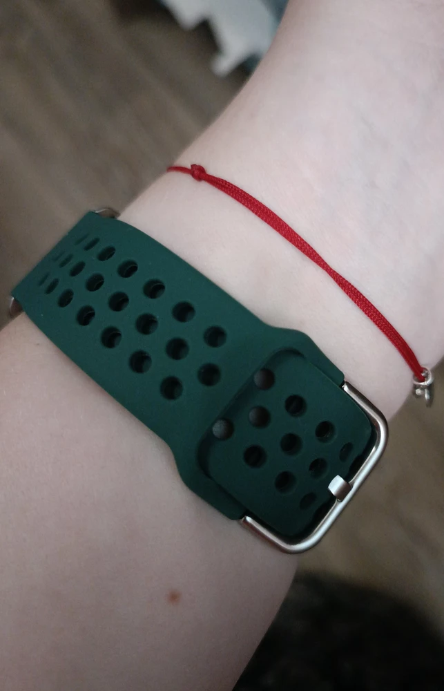 Хороший мягкий ремешок. Нравится больше, чем родной от часов. Не нужно прям пережимать руку, чтоб часы держались на месте. Силикон вроде качественный, цвет красивый зелёный) рука не потеет в нем. Часы амазфит баланс. 22 мм ширина, подошло отлично! Спасибо.