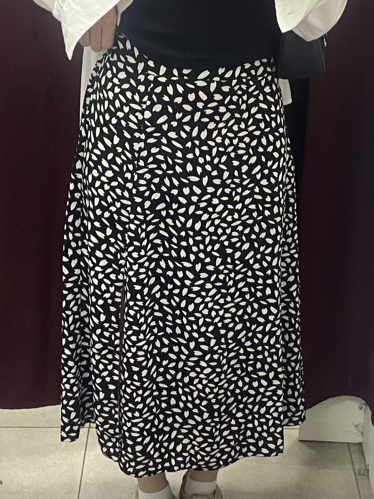 Шикарная юбка. Села как будто на меня шили. Материал, швы, качество: все идеально! (Мама такую же хочет, но в другом цвете) 🫶🏻❤️
