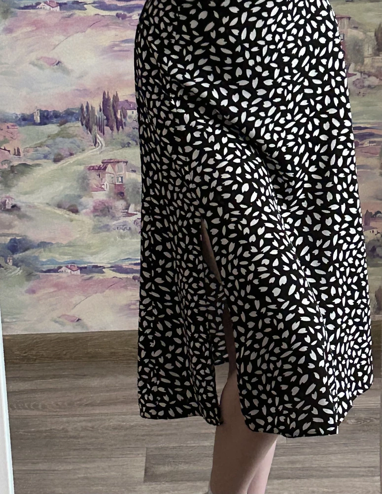 Отличная юбка,вырез не большой,хорошо держится засчёт резинки сзади на поясе. На рост 170 длина как раз. Тонкая,но ничего не просвечивает. На лето то что надо.