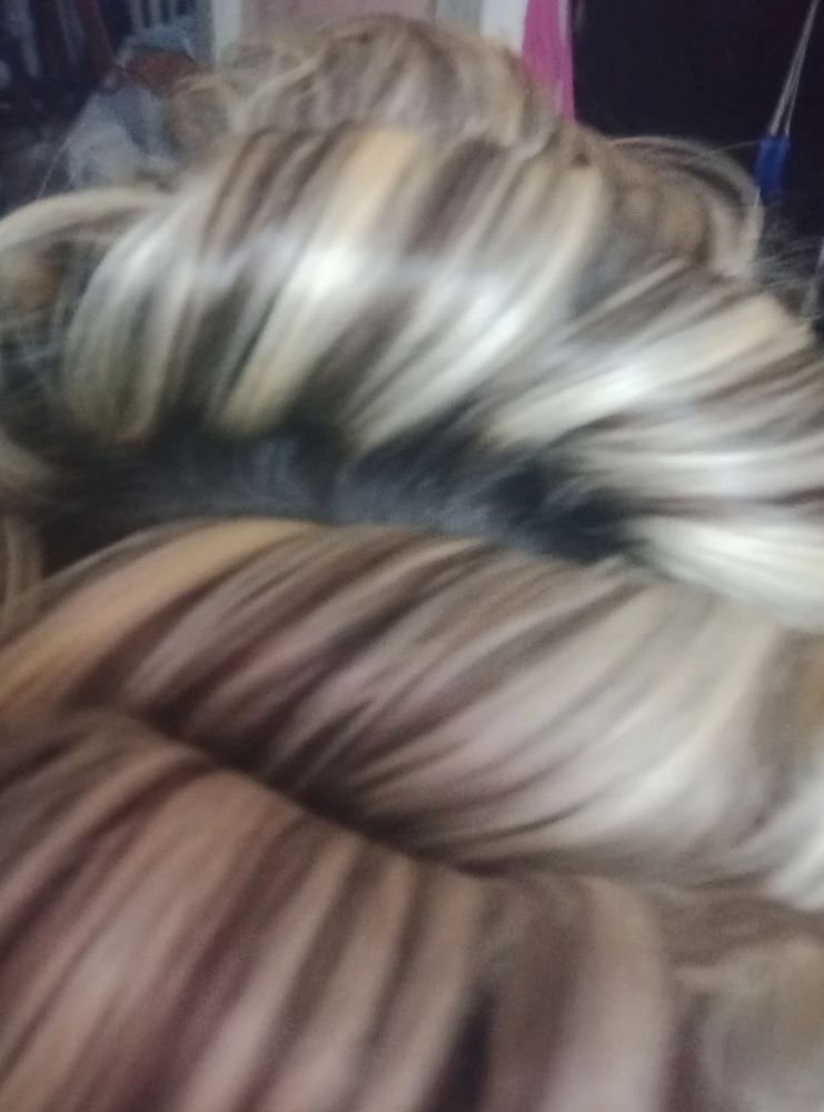 От волос сразу идёт дым при накручивании волос на плойку , термостат если и есть там , не работает, включаю самый холодный, ..ерачит как скаженная , перепробовала все режимы, палит волосы нас всех, жаль , буду искать другую. Накручивает без средства для укладки до стоячего , паленого состояния.