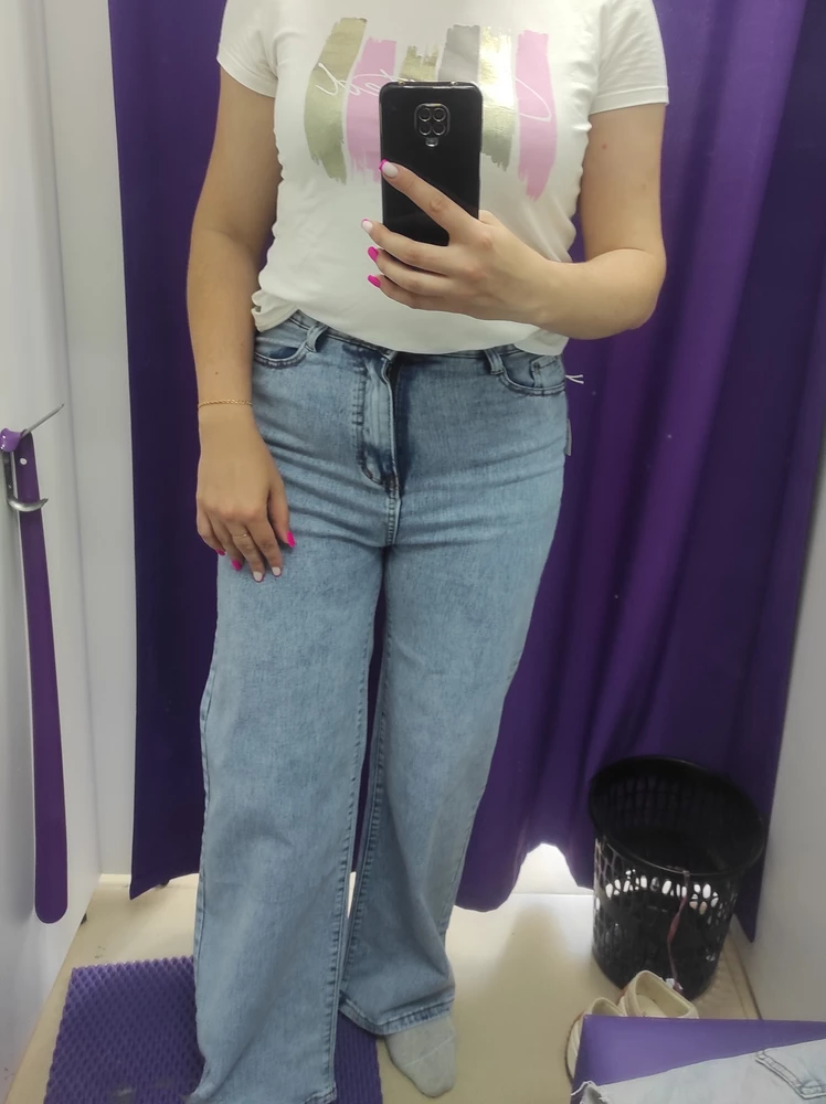 Мне джинсы ооочень понравились, сели замечательно, ничего нигде не жмëт,не висит, качество материала замечательное, тянется немного. У меня рост 174,длина идеальная.