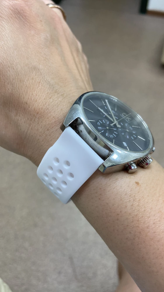 Отличный ремешок. Уже второй. С первым хожу уже год -он такой же как и был. Захотелось белый на лето. Супер удобно. Я довольна. Спасибо❤️