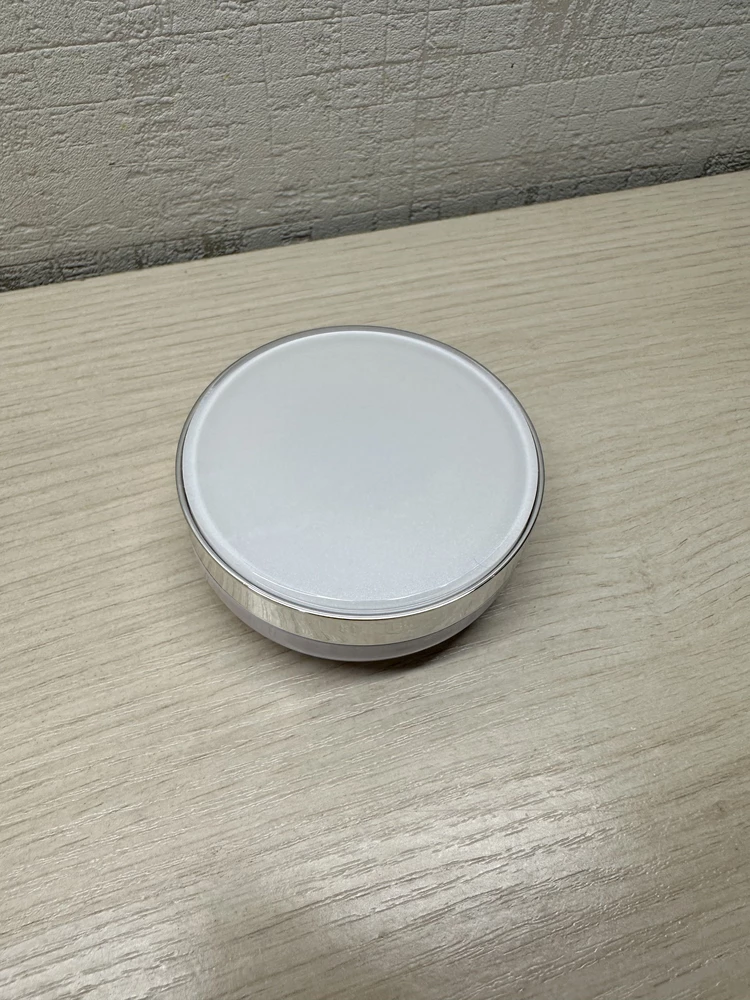 Я безумно люблю формат кушона , но никак не могу найти хороший кушон, с моим тоном кожи и не за космическую цену. Увидела в рекомендациях, заказала и вообще не пожалела ! Очень стильный, красивый футляр 😍😍😍 Приятно, что сразу положили сменную губку. Заказала именно у этого продавца, т.к. в дальнейшем можно покупать не сам футляр , а только губку менять , что тоже очень удобно