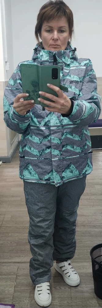 Обалденный костюм, цвет шикарный дорогой, на свой 44 взяла 46 размер, как раз место под кофту и рейтузы есть