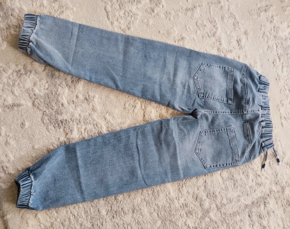 Хорошие джинсы , наш рост 116  взяли 122 , длина с захватом , немного узкие в бёдрах, но не критично , очень было приятно в подарок 🎁 фонарик , ребёнок рад , спасибо )