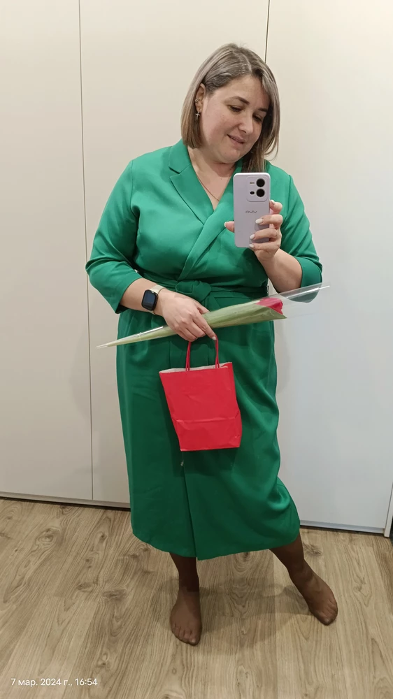 Очень глубокий вырез. Заколола булавочной.