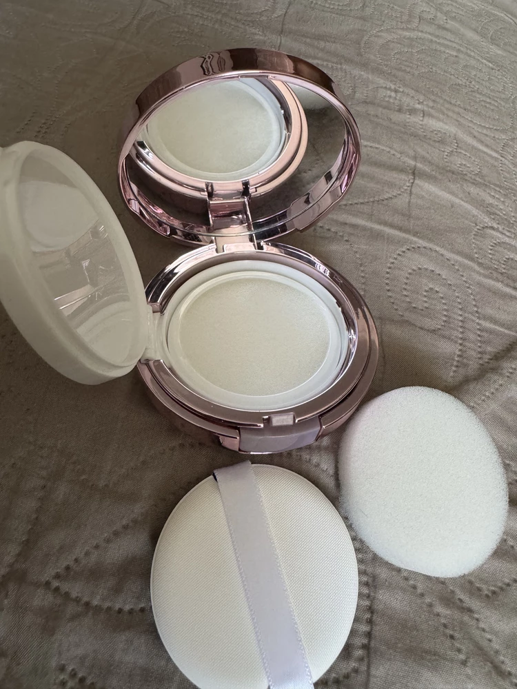 Заказала футляр для использования любимого bb-крема. В целом, для меня это находка на лето! К сожалению, подвело зеркало и не плотное закрытие крышки. Но для меня это не критично.