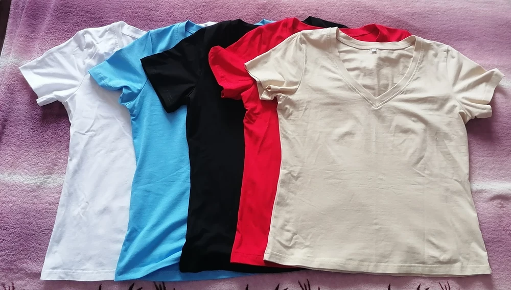 Футболочки топовые то, что я люблю. V-образный вырез, без принта, сшито качественно, ткань люксовая, после стирки не растянулись, не перекосились. Рекомендую.