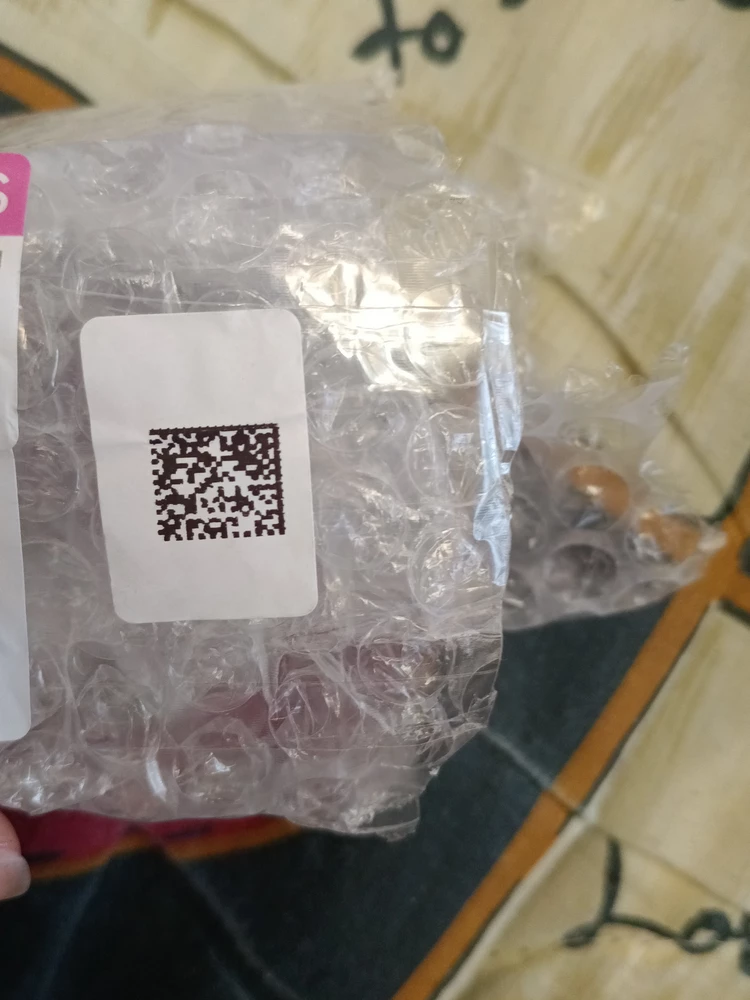 Товар не оригинальный, qr-код приклеен на упаковочную бумагу скотчем. На самих БАДах ничего нет, в системе честный знак не проверяется. Внутри капсулы обычная манка с сахаром