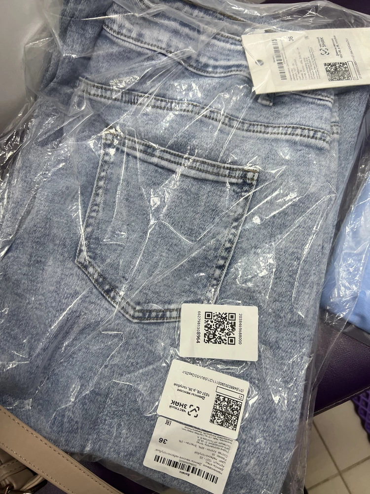 Очень понравились джинсы,правда заказывала на 56-58р российский,но пришли 36 и они оказались самое то! Они пошиты как трубы,как раз мне это и было нужно,чтобы не были слишком широкими внизу. На талии ОТ 102 см чуть-чуть пришлось подтянуть,но ткань стрейч и ничего ни где ни давит. По длине пришлось немного подрезать,мой рост 166см,а они на рост больше к 169-170см. Состав ткани хороший и цвет тоже как и искала! В приложении Честный знак сразу же подтверждает регистрацию и качество!Довольна покупкой этих джинсов!