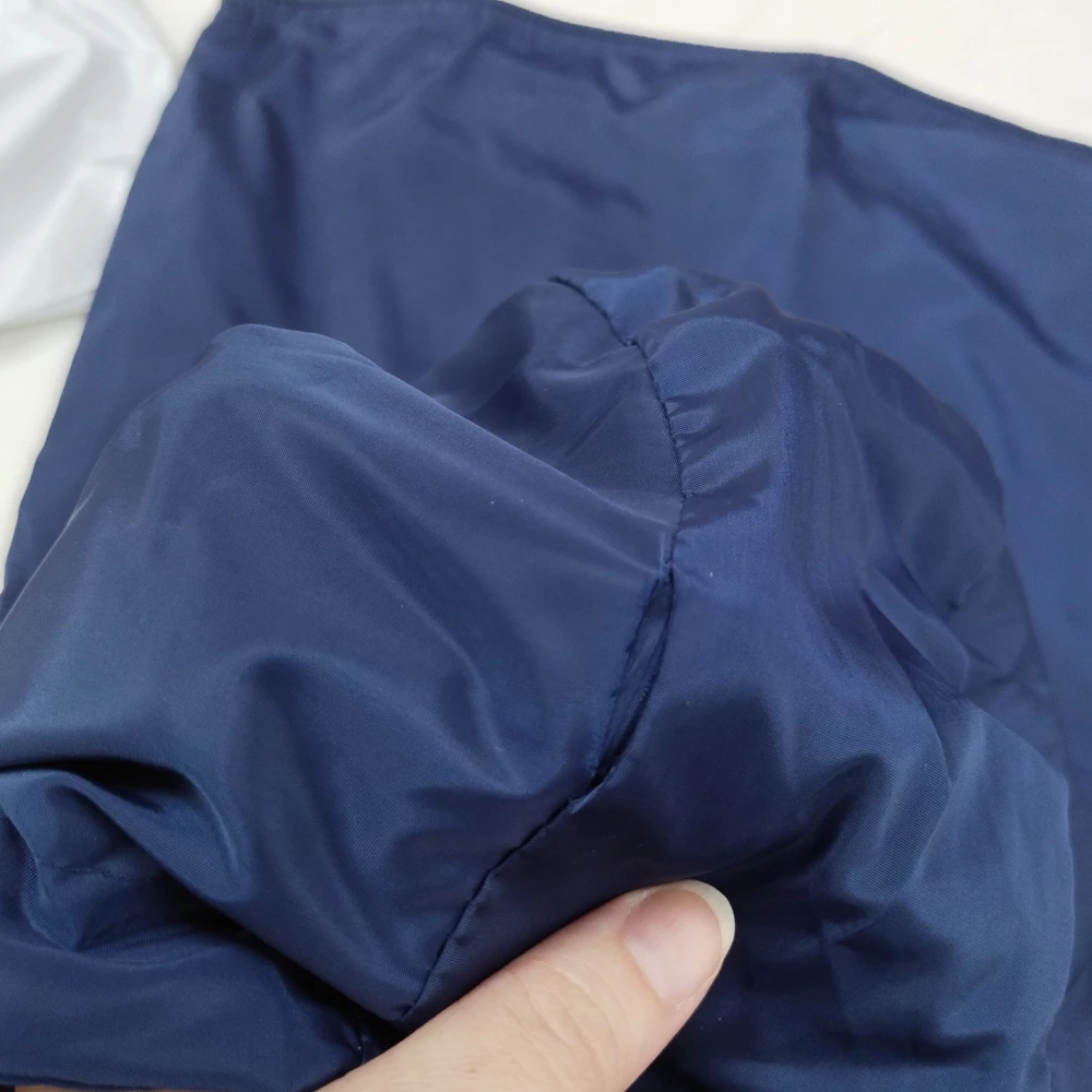 Взяла ветровку маме. Проверяем на столе и находим брак на капюшоне. Разрыв. Так жаль. Вернули,как брак.
Перезакажем новую ещё раз. Потому что село хорошо. И понравилась модель человеку.
На 54 размер меряли 56. Подошло .