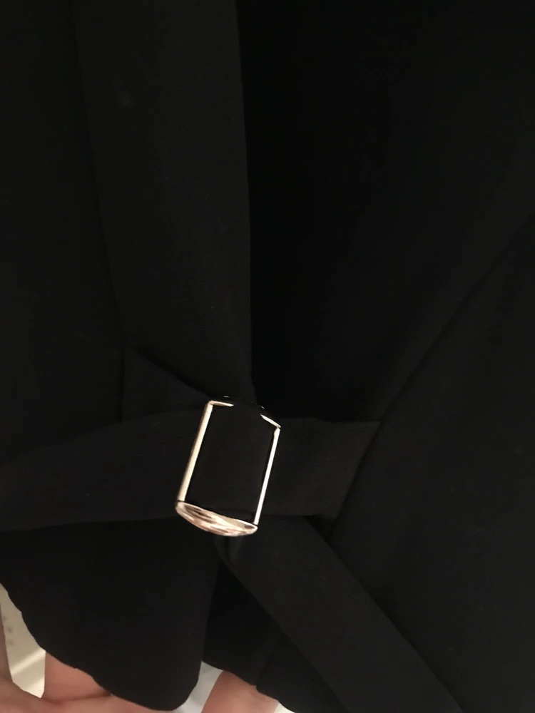 Замечательный жилет, высокого качества с не заметными швами. Огромный плюс то что можно регулировать по фигуре с помощью затяжек на спине. Очень стильно смотрится