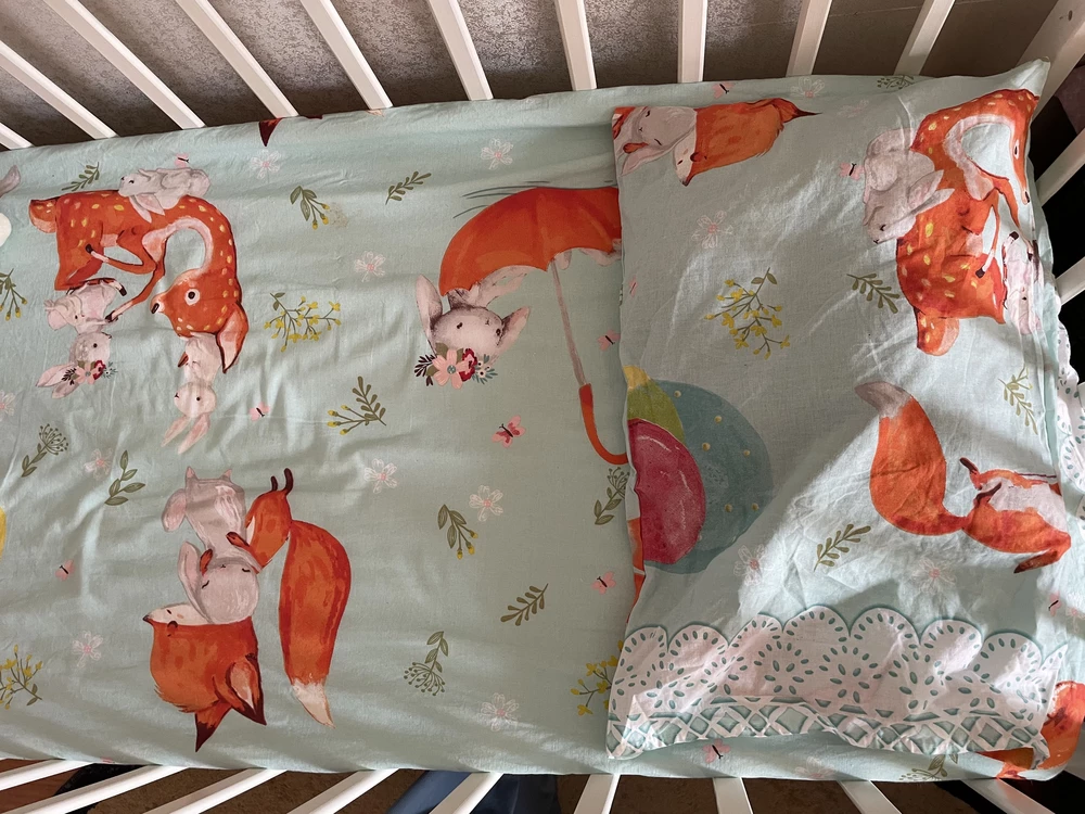 Пастельное красивое, яркое, качественное. 
Но швы на простыни по двум углам порваны, в целом очень хлипко прошиты.