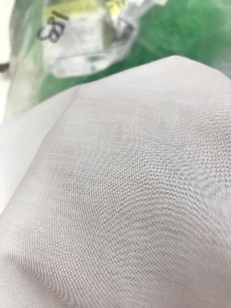 год назад покупала рубашку розового цвета, плотная качественная ткань , не просвечивает, заказала белую… и все понятно по фото….