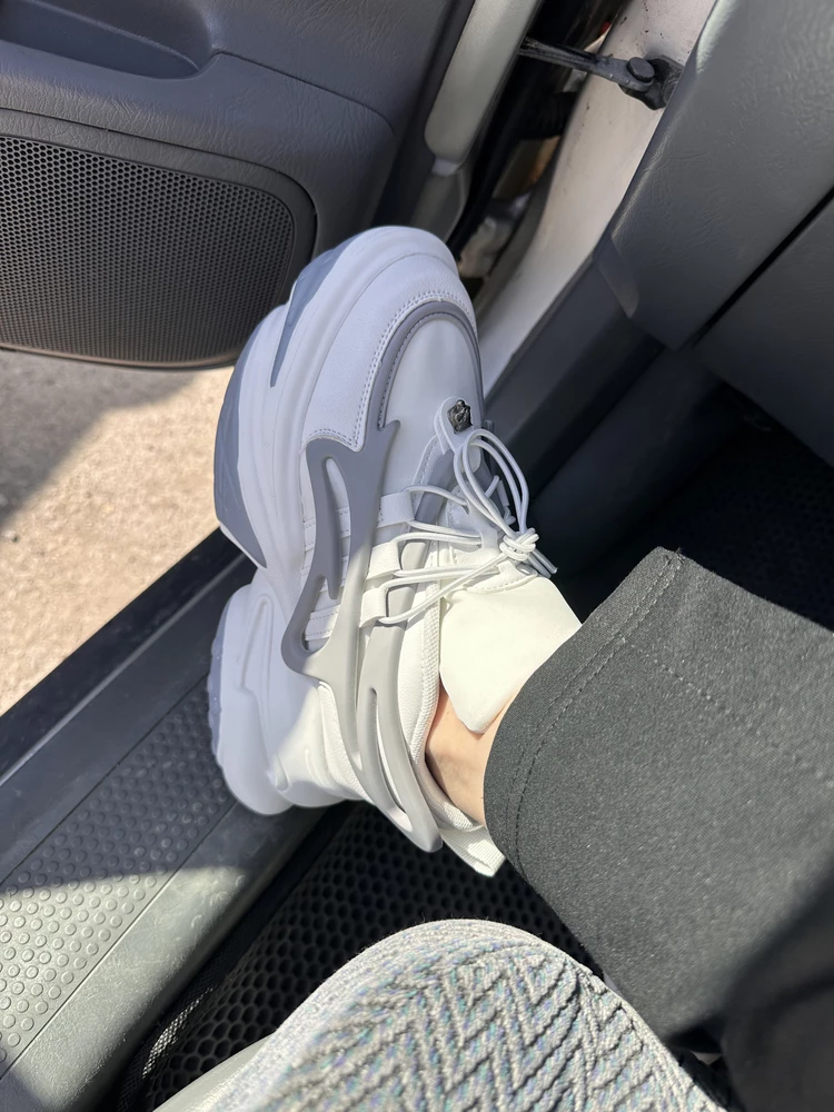 Брала из за платформы. Долго ходить не могу в них, преют ноги. А так нареканий нет. Классные, стилёвые