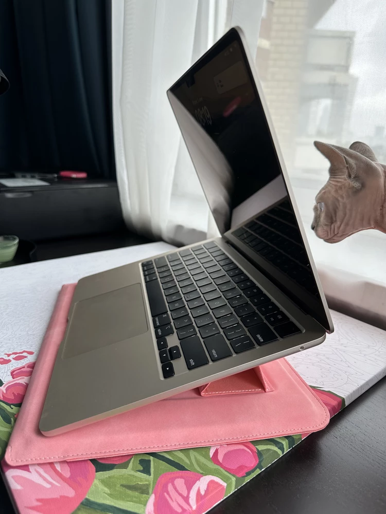 Лучший чехол на MacBook Air ‘13 M3 
Заказывала много, но во всех болтается, так как большинство можелей отшивают на ‘13-‘14, а этот ровно по размеру. Макбук в нем сидит плотно, чехол не громоздкий, не утяжеляет макбук, удобно с собой носить
На постоянной основе использую как подставку - очент удобно! 
🫶🏻🫶🏻🫶🏻