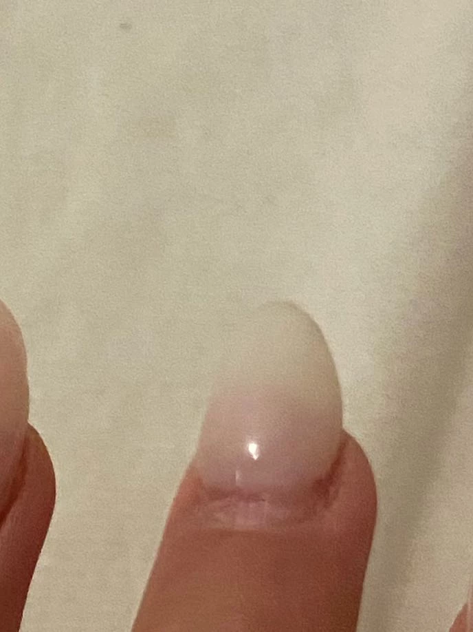 Мне не понравилось😢 очень густая, прозрачная, хватило на 2 раза, не выравнивается, ложиться комками😢😢😢👎🏻