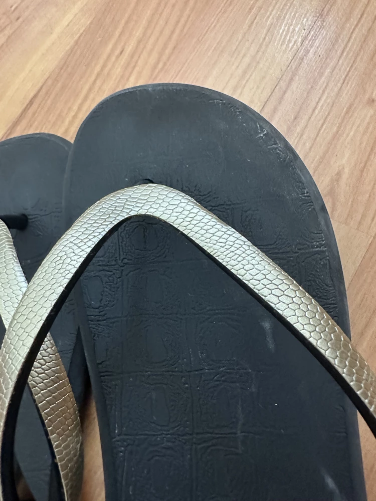 Тапки хорошо сели по ноге, размер в размер, перемычка не натирает, достаточно лаконичный дизайн. Есть одно ОГРОМНОЕ НО: очень давят ступню ближе к пятке, где вставляются перемычки и, это пипец как не комфортно. Подойдут для разового посещения бани или бассейна, брать их в отпуск для походов на пляж НЕ рекомендую, пожалейте свои ноги.