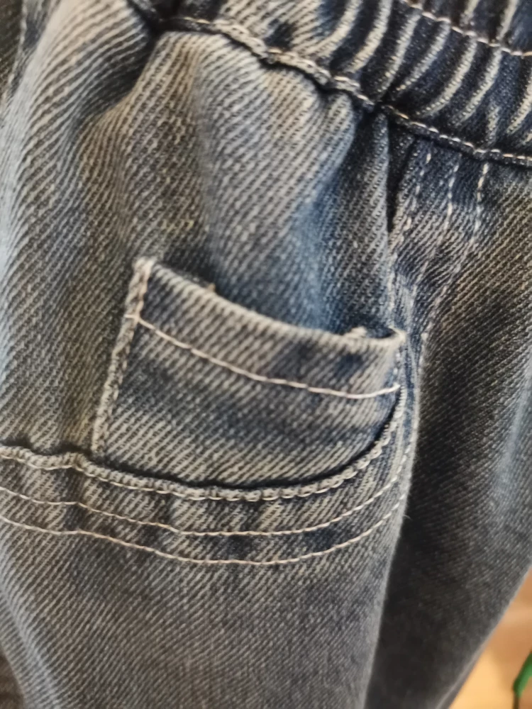 Ребёнку джинсы понравились, но на фото они с карманами впереди, а по факту они защиты, что очень не удобно для ребёнка, за это сняла 1 звезду.