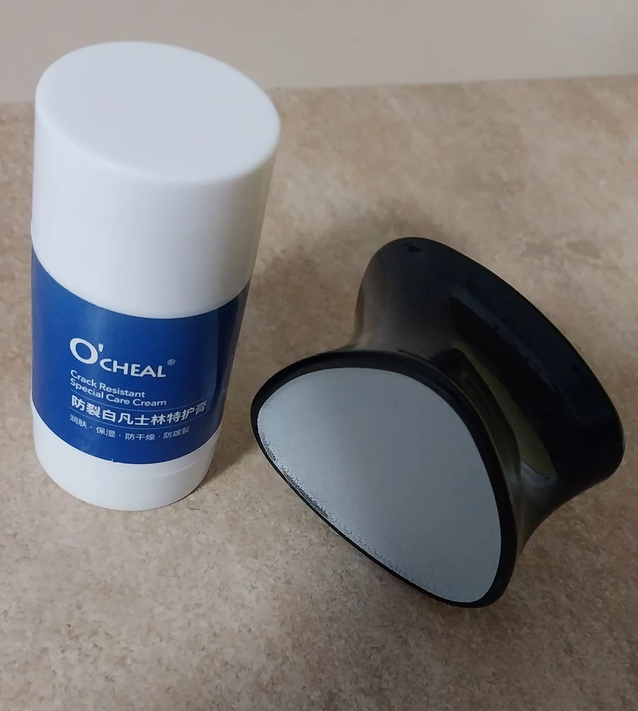 Терка хорошая. Плохо то, что быстро сломается, т.к. одна поверхность уже вылетает. И выписывала крем-воск, а прислали стик-крем. Так-то он не плохой, только дешевле, продавцы будьте внимательнее.