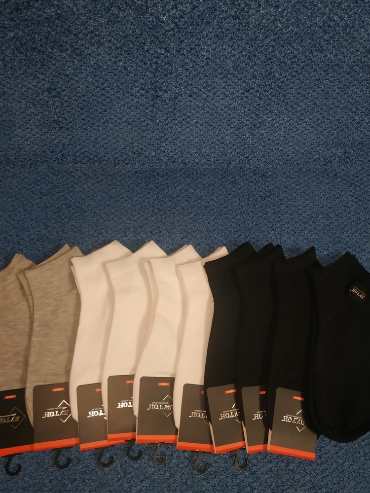 Хорошие носки. На широкую ногу залезли. В наборе 4 белых, 4 черных и 2 белых носка.