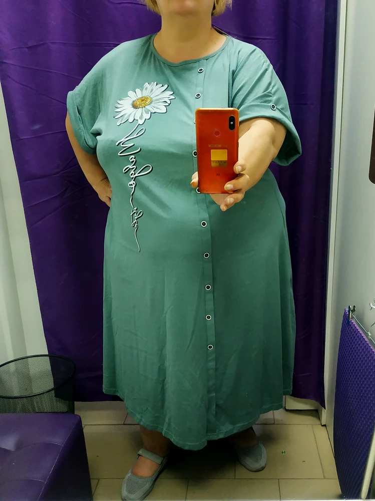 Чудо платьице!
О г 148, от 130,   об 160, рост 164 - фигура "груша".
Заказала 68 размер - село отлично!
Цвет чуть темнее, чем на фото.
Трикотаж тонкий, но за счёт фасона все складочки скрывает и вообще стройнит. Линия пуговиц тоже "вытягивает' силуэт. Для пышечек с фигурой "груша " такой фасон беспроигрышный вариант!
Талия немного завышена.
Карманы действительно низко, но мне не критично.
На мой рост сантиметров на12 ниже колена.
Рукав локоть не закрывает, выше сантиметров на 7.
Заказала в пять утра, а в восемь вечера уже получила ( Питер)
Очень довольна!
Однозначно рекомендую!
Элегантное, стильное летнее платье и цена приемлемая!
Спасибо производителю за современный подход к размерам сайс+!
Спасибо, что хоть кто то выпускает не "мешки для картошки с дырками для рук и головы"!
Обязательно закажу в другом цвете!