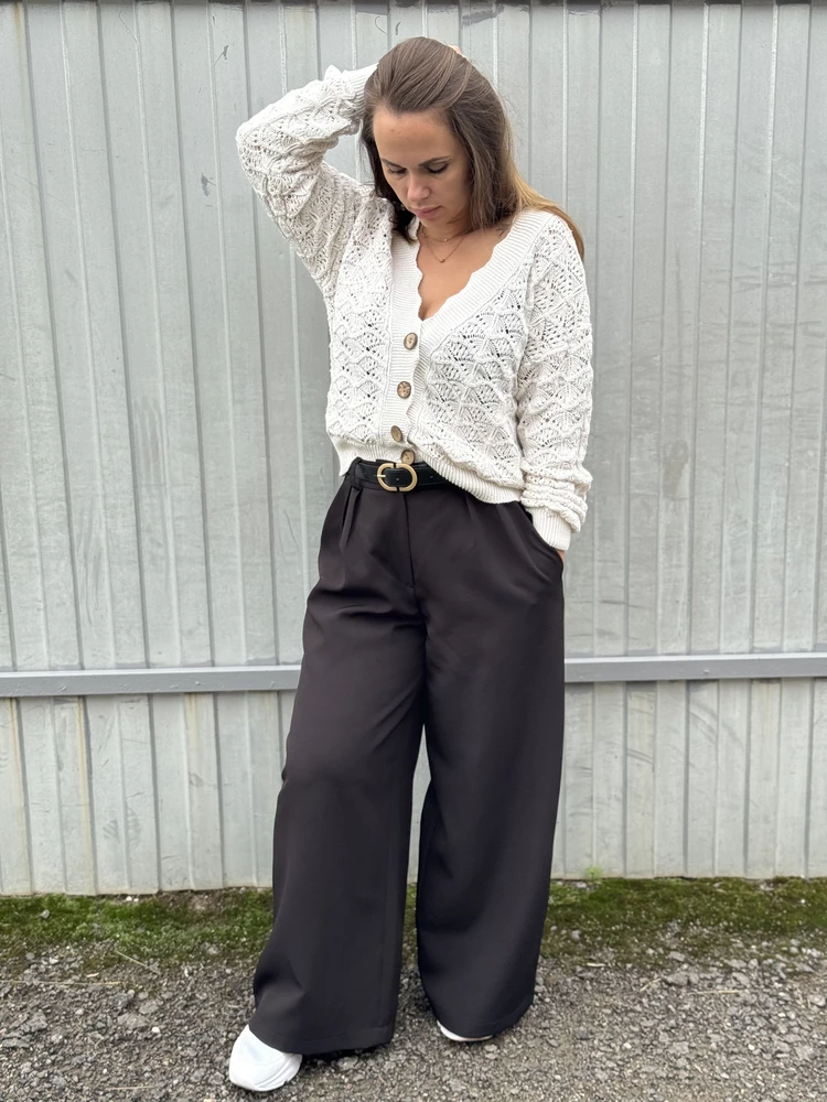 Очень классный кардиган, прям то что хотела. Ткань мягкая, после стирки без изменений. В нем и не жарко и в ту же очередь греет. Ношу обычно 44 р