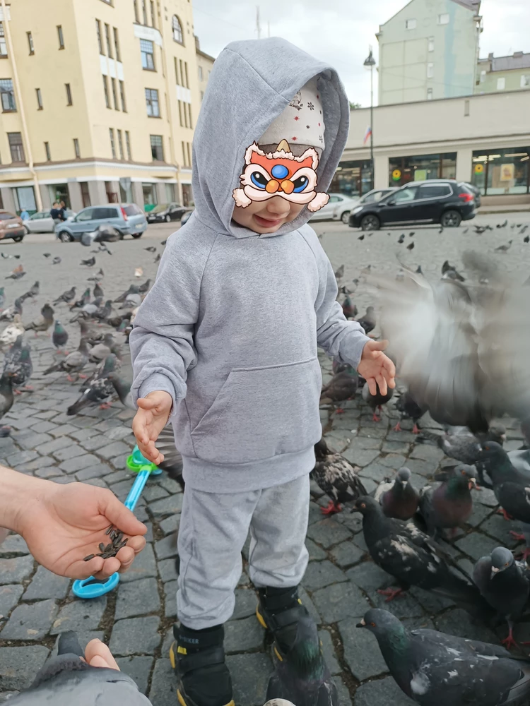 Отличный костюмчик! Приятный серый цвет, мягонький внутри, и на внутренней стороне капюшона тоже начёс. В +18 в Лен.области как первый слой - отлично. Рекомендую.