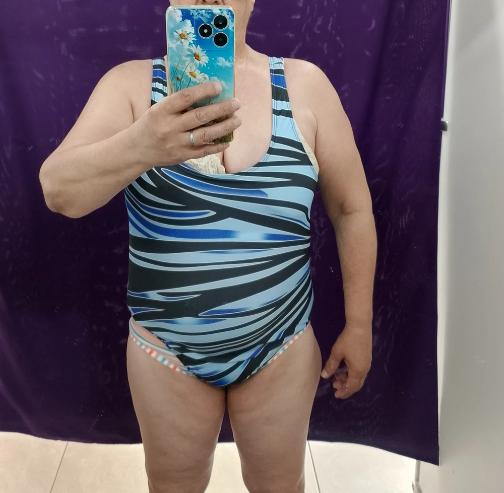 Качество материала хороший. Но вот на мой рост 162, этот купальник 50размер  мне мал. Лямки опущены низко, а низ вообще на бёдрах. Это только для молодых.