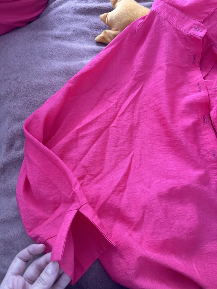 Очень разачарована! Это совсем не тот костюм! Во первых это не лен, в нем даже нет 30% натуральной ткани. На костюме привязана лента с картонной этикеткой, но на самих вещах срезаны бирки фирмы и состава ткани. Рукав на рубашке 3/4 и неотрезной, с разрезом и без дополнительной пуговицы для подворота. Когда  на фото,  на маникене видно, что есть специальная пуговичка на рукаве. 
Фото воротника прилагаю, где видно, что срезана этикетка