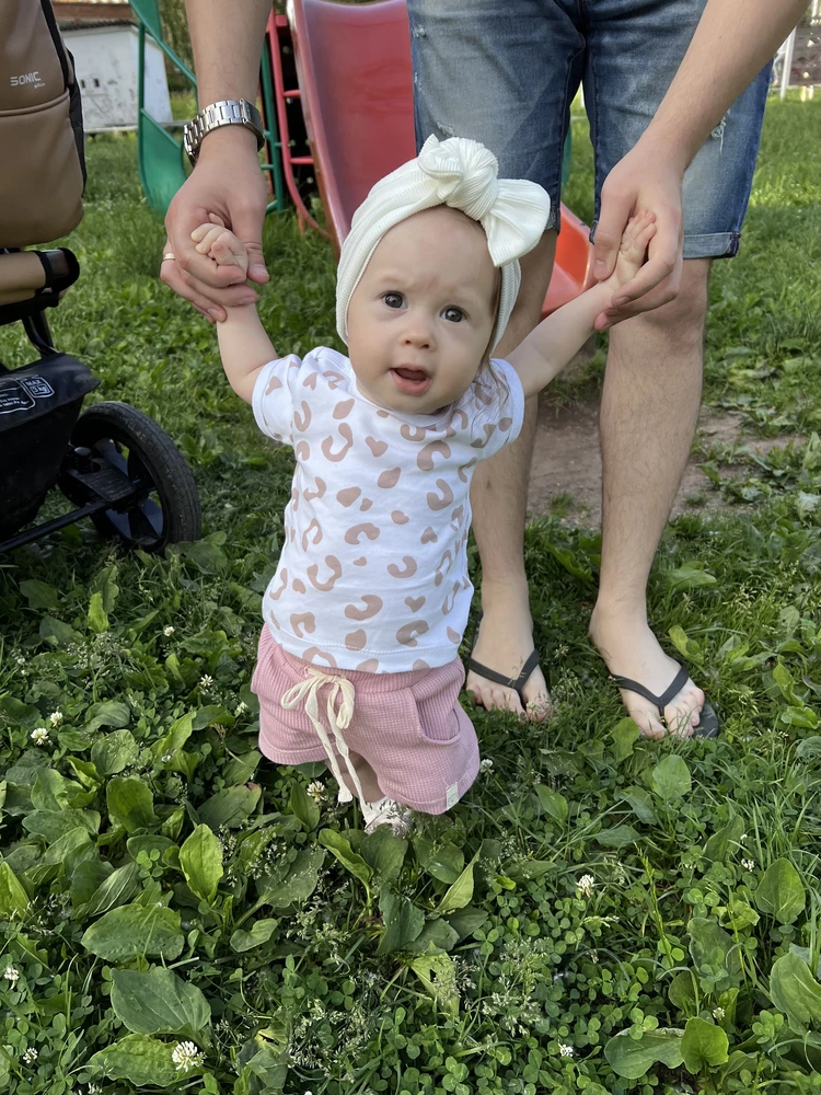 Шортики отличные😍Не стесняют движения, легкие, утягиваются под ребенка. Много классных образов с ними можно придумать