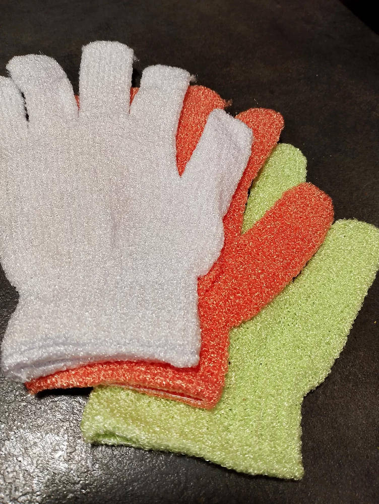 Перчатки такие какие хотела. Хорошая вязка, яркая расцветка, в меру жёсткие, хорошая цена 99₽. Третья в подарок, что тоже приятно.