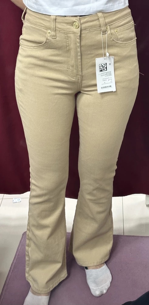 Хорошие плотные джинсы.  Красивый цвет. Но на рост 170 немного не хватает длины. В талии большемерят.