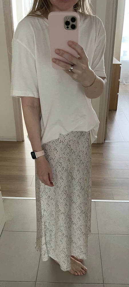 Эти юбки просто восторг!!! Покупаю уже 3 или четвертую) Материал- нежнейший, струящийся, по структуре похож на шелк, а не синтетика или атлас, как у других юбок представленных на маркетплейсе. Цена конечно, не минемальная, но за такое качество, расцветки и пошив- можно заплатить. С удовольствием жду новые принты и конечно платья! Из минусов- я бы зашила резинку в кулиску, так как на голое тело резинка не очень приятно ложится и сделала длину на 5 см короче, в миди варианте она смотрится выигрышнее, чем в макси.