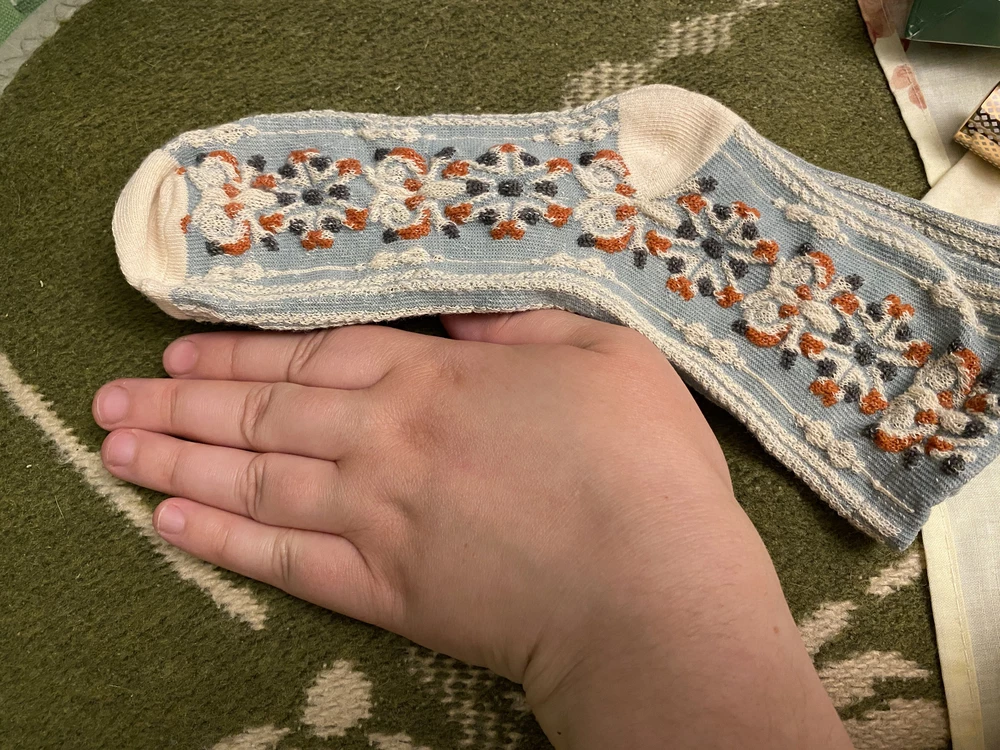 К сожалению, уже на пункте увидела, что носочки как будто детские, но понадеялась, что тянутся. Из 5 пар, только 3 пары кое-как налезли на 38,5 размер средней  полноты, но пятка не на месте, увы. Так как размер мне не подошел, рисунок выпуклый растянулся, нет этого красивого эффекта тиснения.  Мне кажется, слишком быстро пробьются, так как малы мне. По качеству обычные носки, немного грубоватые к ноге, но цена/качество норм. Жаль, я так о них мечтала, но придется подарить маме, у нее 36 размер. Носки на фото после примерки, т.е. я их уже чуть растянула.