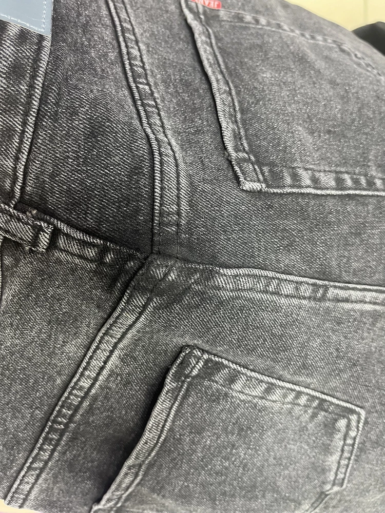 На джинсах, как и в жизни и на фото, сзади некрасивая точка на пересечении швов. Выглядит странно. Серый в жизни темнее чем на фото.